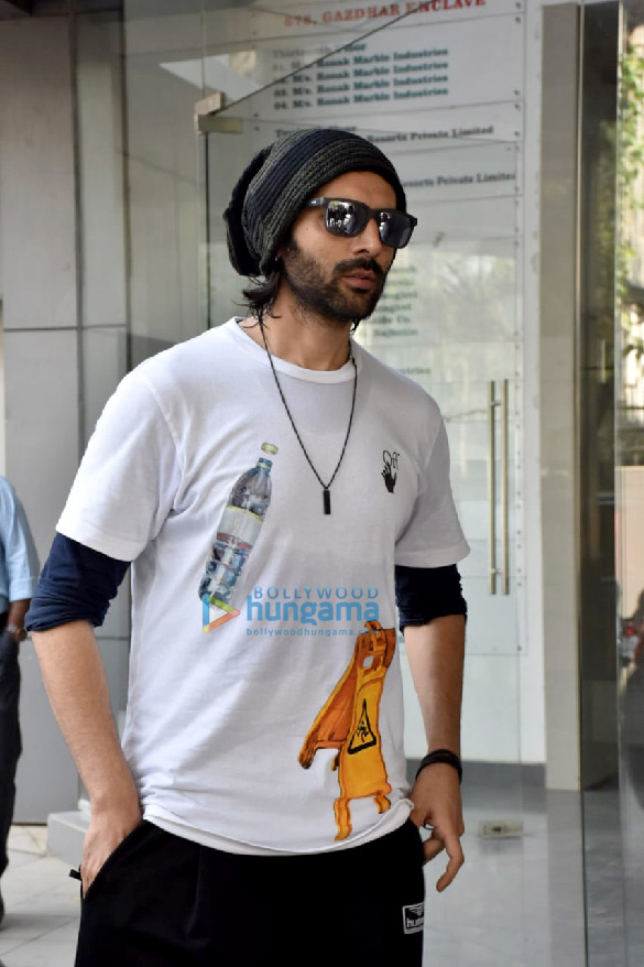 Photos: Kartik Aaryan snapped at dance class in Andheri