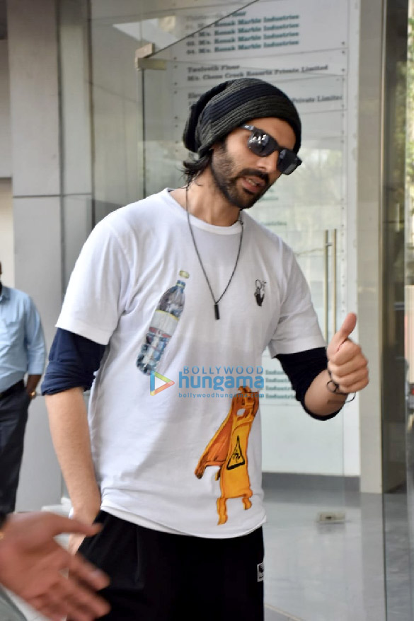 photos kartik aaryan snapped at dance class in andheri 2 3