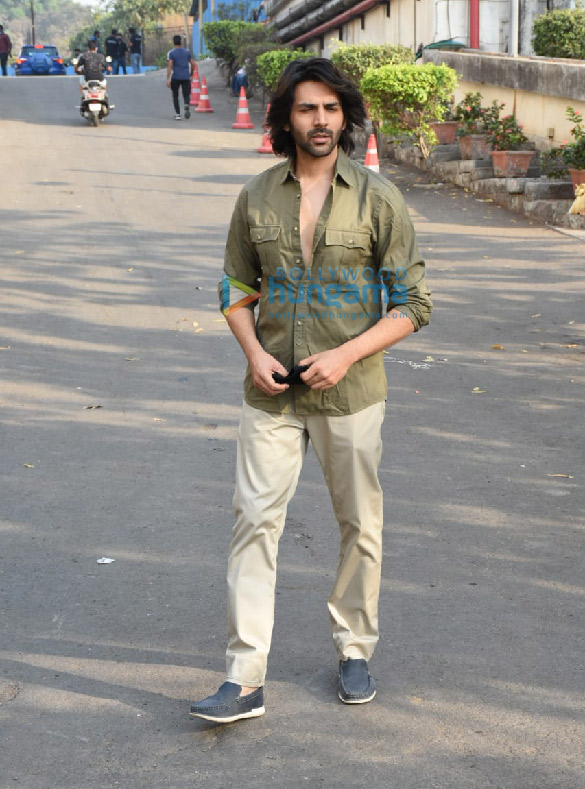 photos kartik aaryan spotted at film city 1 2