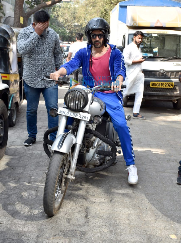photos kartik aaryan spotted at a dance class in andheri 4