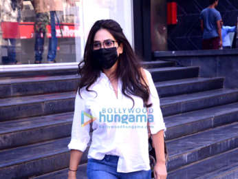 Photos: Kim Sharma snapped in Santacruz