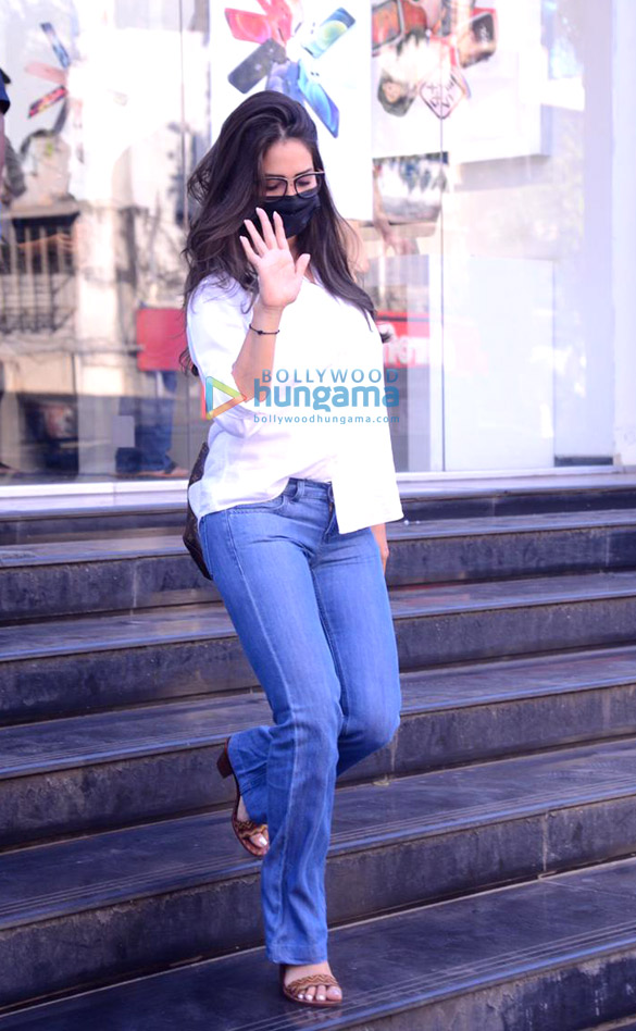 photos kim sharma snapped in santacruz 2