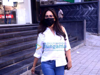 Photos: Kim Sharma snapped in Santacruz