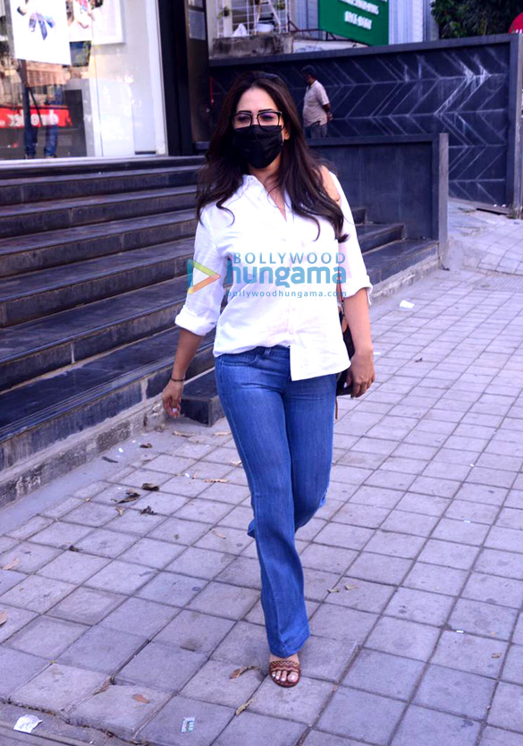 photos kim sharma snapped in santacruz 3
