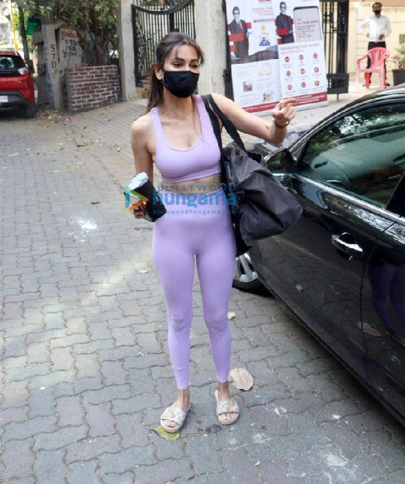 photos kriti kharbanda spotted at yasmin karachiwalas gym in bandra 5