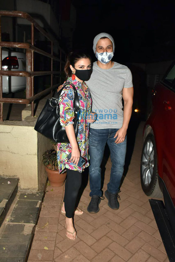 photos malaika arora arjun kapoor soha ali khan kunal khemmu and karisma kapoor spotted at kareena kapoor khans house in bandra 3