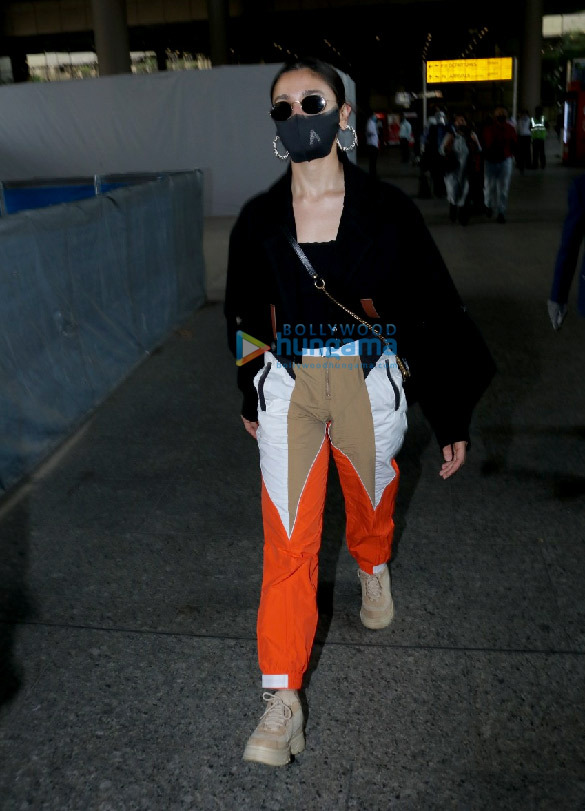 photos mouni roy alia bhatt and siddhant chaturvedi snapped at the airport 2
