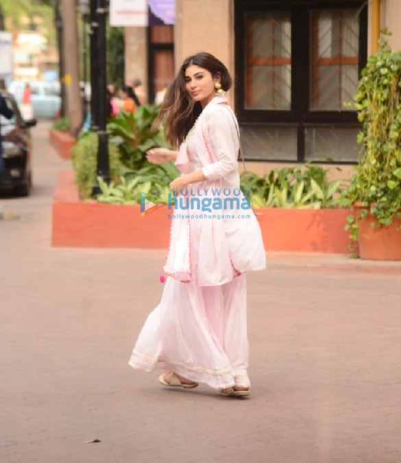 photos mouni roy snapped at iskcon temple in juhu 3
