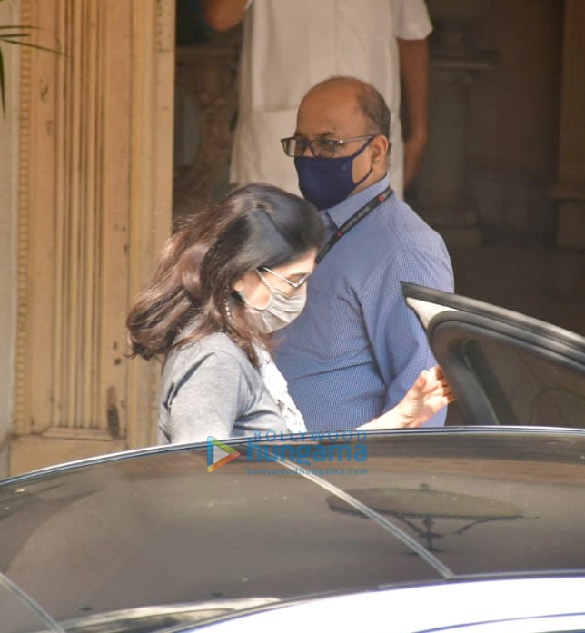 photos rajiv kapoors mortal remains arrives at his residence 4