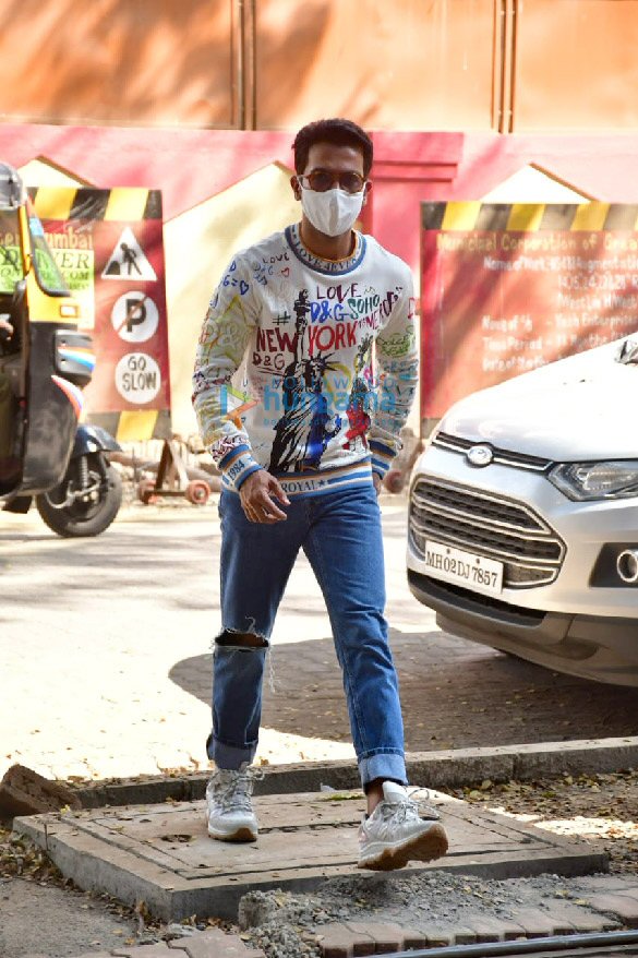 photos rajkummar rao spotted in bandra 3