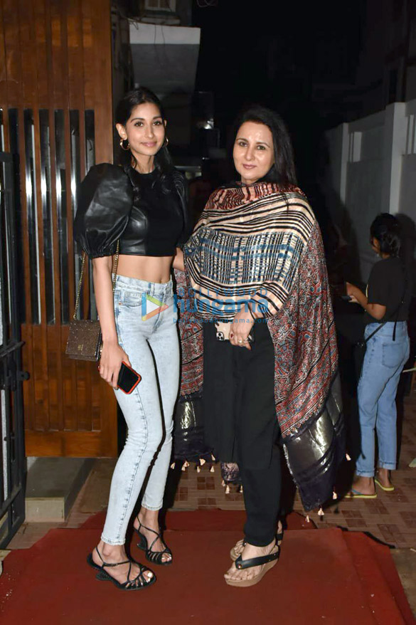 photos sara ali khan sharmin segal and poonam dhillon snapped at izumi in bandra 3