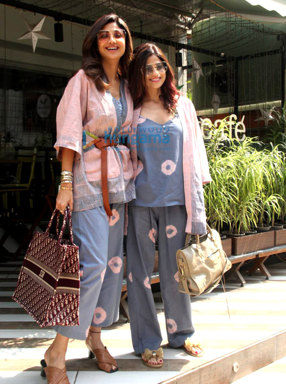Photos: Shilpa Shetty and Shamita Shetty spotted at Farmers’ Cafe in Bandra Photos: Shilpa Shetty and Shamita Shetty spotted at Farmers’ Cafe in Bandra