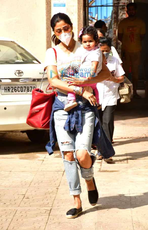 photos shilpa shetty and daughter samisha snapped at a clinic in bandra 3