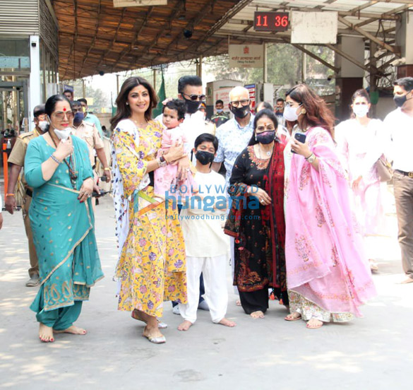 photos shilpa shetty and family snapped at siddhivinayak temple 1