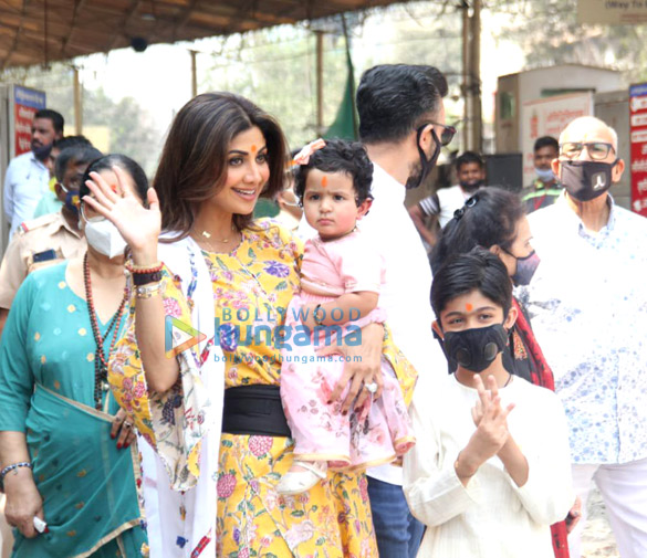 photos shilpa shetty and family snapped at siddhivinayak temple 2