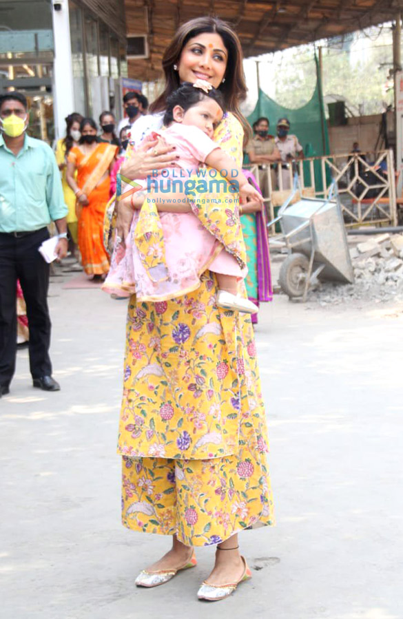 photos shilpa shetty and family snapped at siddhivinayak temple 4