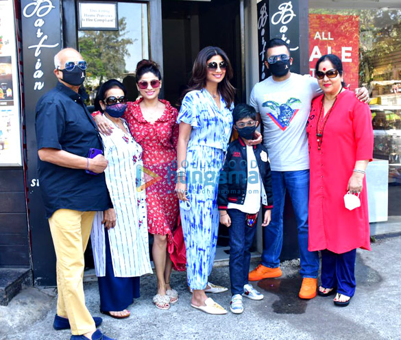 photos shilpa shetty and family spotted at bastian 1