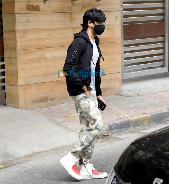 photos sidharth malhotra spotted outside a clinic 3