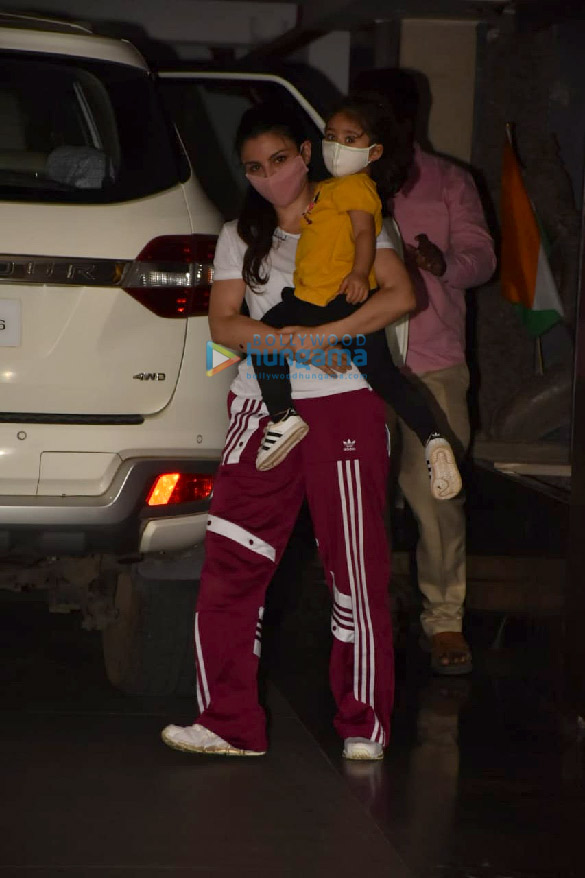 photos soha ali khan and daughter inaaya naumi kemmu snapped in bandra 1