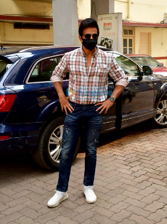 photos sonu sood snapped in bandra 5