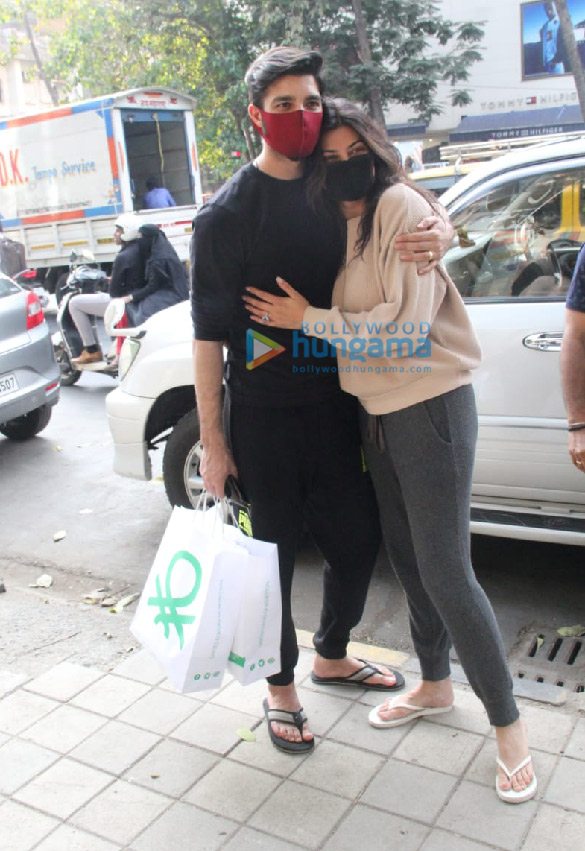 Photos Sushmita Sen snapped in Bandra Photos Sushmita Sen snapped in Bandra