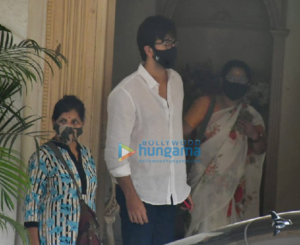 photos the kapoor family and others arrive at the late rajiv kapoors residence to pay their respect more 2