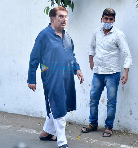 photos the kapoor family and others arrive at the late rajiv kapoors residence to pay their respect more 4