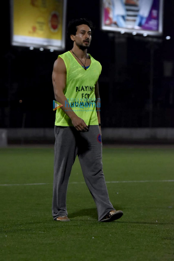 Photos: Tiger Shroff, Disha Patani and others snapped at football ground in Bandra Photos: Tiger Shroff, Disha Patani and others snapped at football ground in Bandra