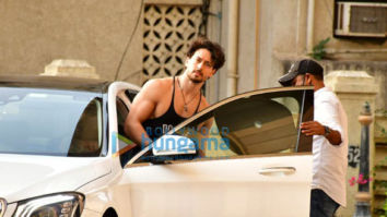 Photos: Tiger Shroff spotted at Disha Patani’s house