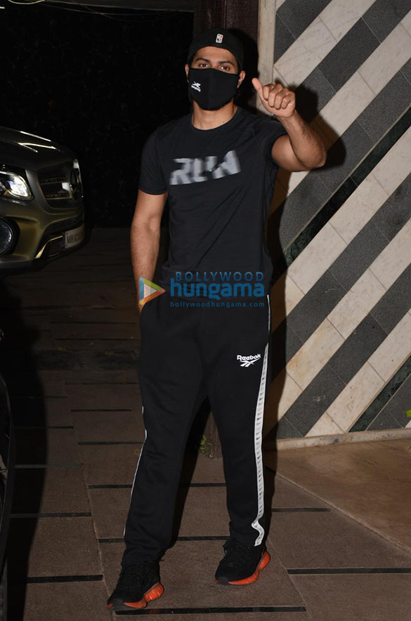 Photos: Varun Dhawan snapped at gym in Juhu Photos: Varun Dhawan snapped at gym in Juhu