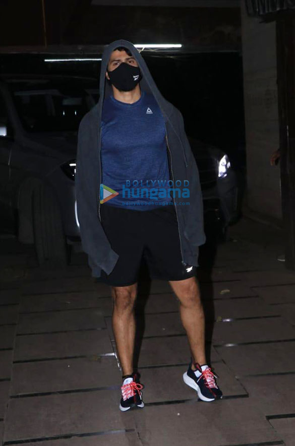 photos varun dhawan snapped at gym in juhu 3 6