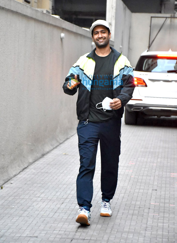 photos vicky kaushal spotted at dharma office in khar 2