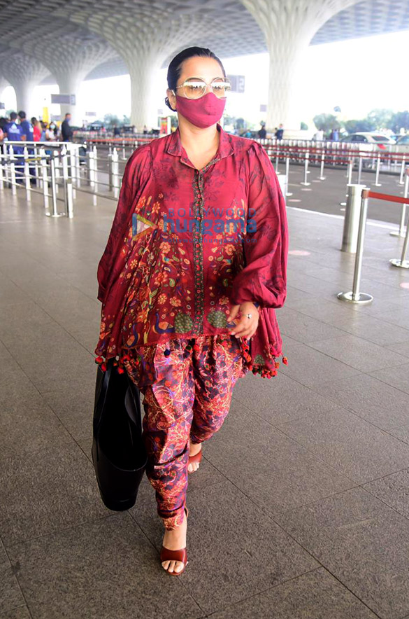 Photos: Vidya Balan, Siddharth Roy Kapur and others snapped at the airport Photos: Vidya Balan, Siddharth Roy Kapur and others snapped at the airport
