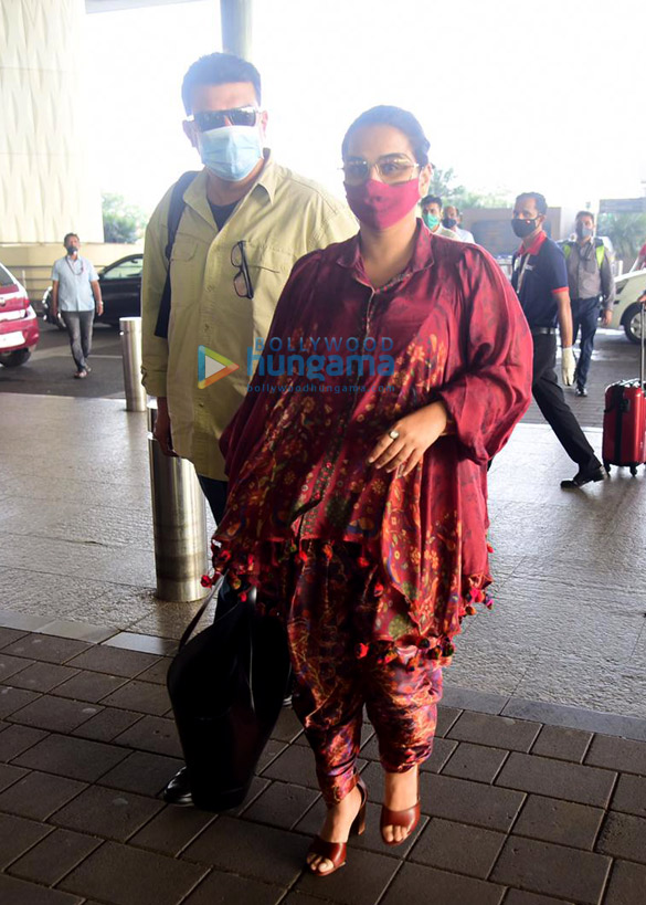 photos vidya balan and siddharth roy kapur snapped at the airport 3