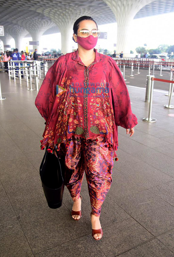 photos vidya balan and siddharth roy kapur snapped at the airport 4