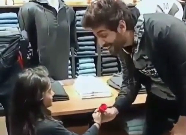 ROSE DAY 2021: Kartik Aaryan receives a rose from an adorable little fan, watch video ROSE DAY 2021: Kartik Aaryan receives a rose from an adorable little fan, watch video