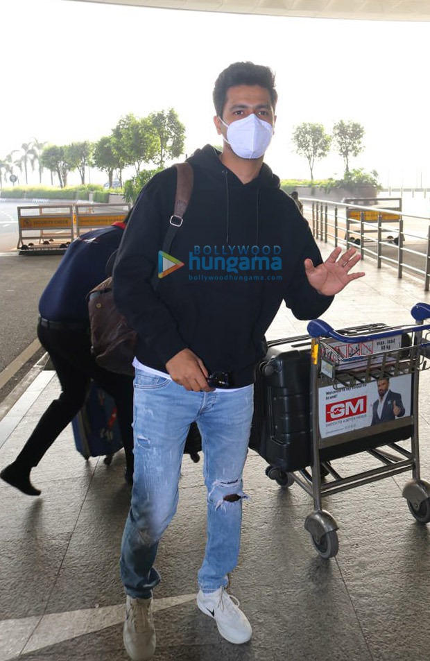 Vicky Kaushal and Manushi Chhillar head to Maheshwar for the shoot of YRF's next Vicky Kaushal and Manushi Chhillar head to Maheshwar for the shoot of YRF's next