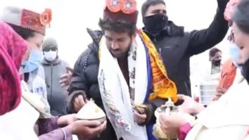 EXCLUSIVE: Kartik Aaryan engages in a fun banter with natives of Manali as they give him a warm welcome; watch