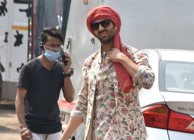 Kartik Aaryan spotted on the sets of Bhool Bhulaiyaa 2, looks dapper dressed in the traditional Rajasthani outfit
