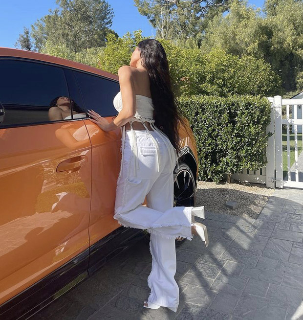 Kylie Jenner flaunts her summer wardrobe while striking a pose with her Lamborghini Urus worth over Rs. 3.10 crores Kylie Jenner flaunts her summer wardrobe while striking a pose with her Lamborghini Urus worth over Rs. 3.10 crores