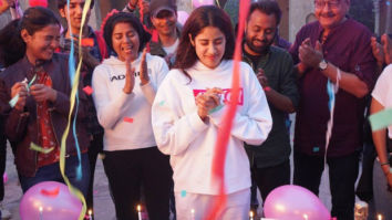 On The Sets: Janhvi Kapoor looks thrilled as she celebrates her birthday with the crew of Good Luck Jerry