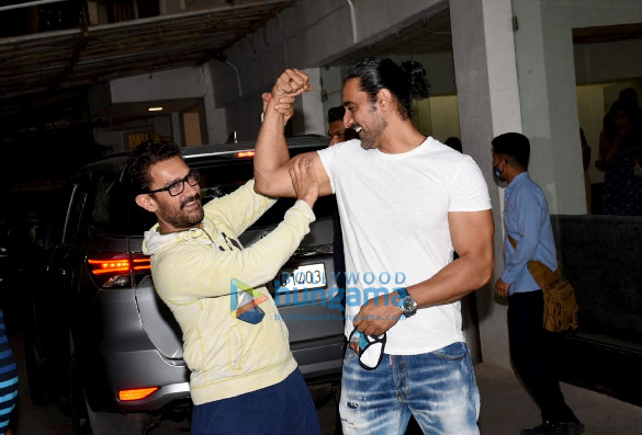 photos aamir khan at the special screening of amin hajees film koi jaane naa in mumbai 5
