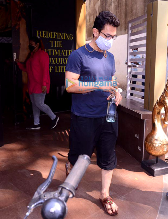 photos aamir khan snapped in bandra 2