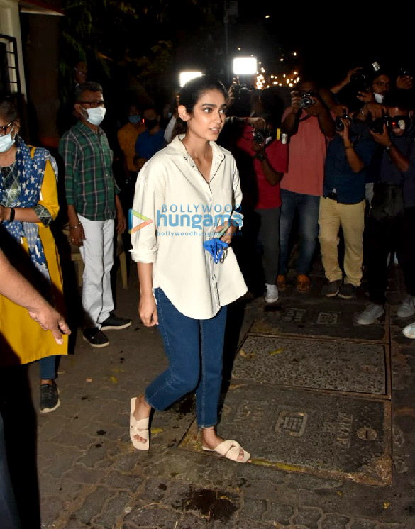 photos ajay devgn and aakanksha singh spotted at shoot location in bandra 2