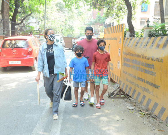 photos amrita arora snapped with family in khar 4