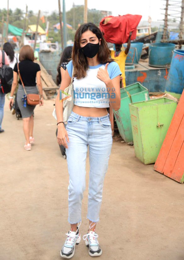 Photos: Ananya Panday snapped at Versova Jetty in Andheri Photos: Ananya Panday snapped at Versova Jetty in Andheri