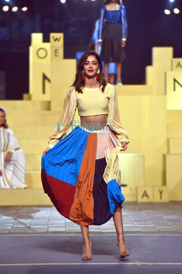 photos ananya panday walks the ramp at the grand finale of lakme fashion week 2021 1