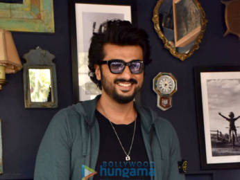 Photos: Arjun Kapoor, Sanjay Kapoor and Maheep Kapoor snapped post shoot in Juhu