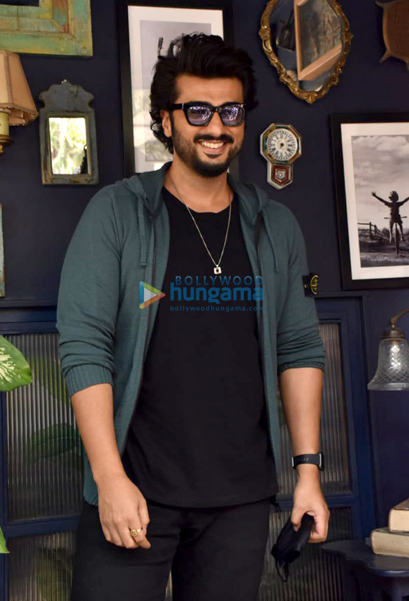 photos arjun kapoor sanjay kapoor and maheep kapoor snapped post shoot in juhu 3