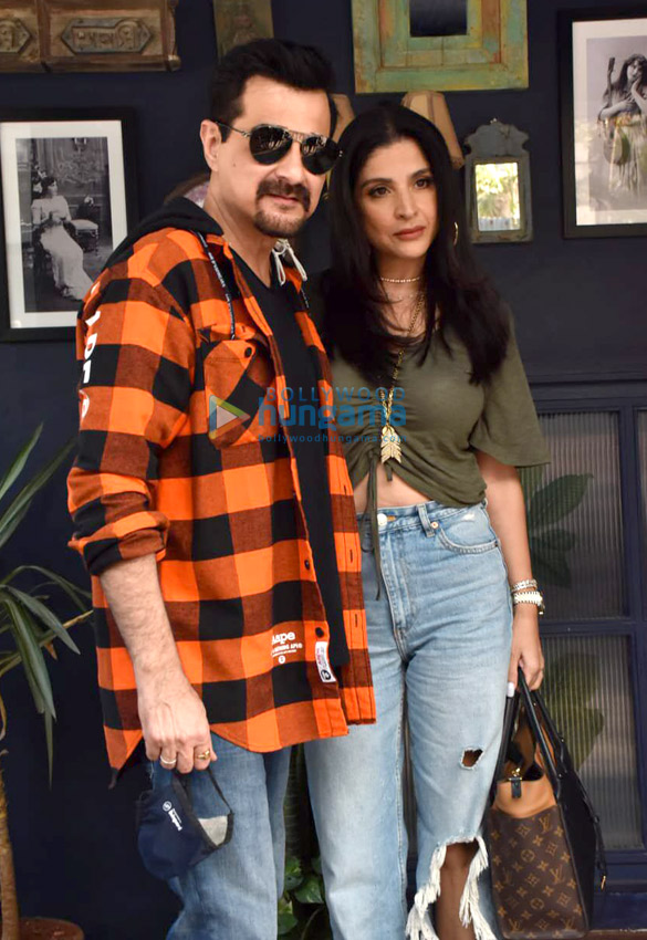 photos arjun kapoor sanjay kapoor and maheep kapoor snapped post shoot in juhu 4